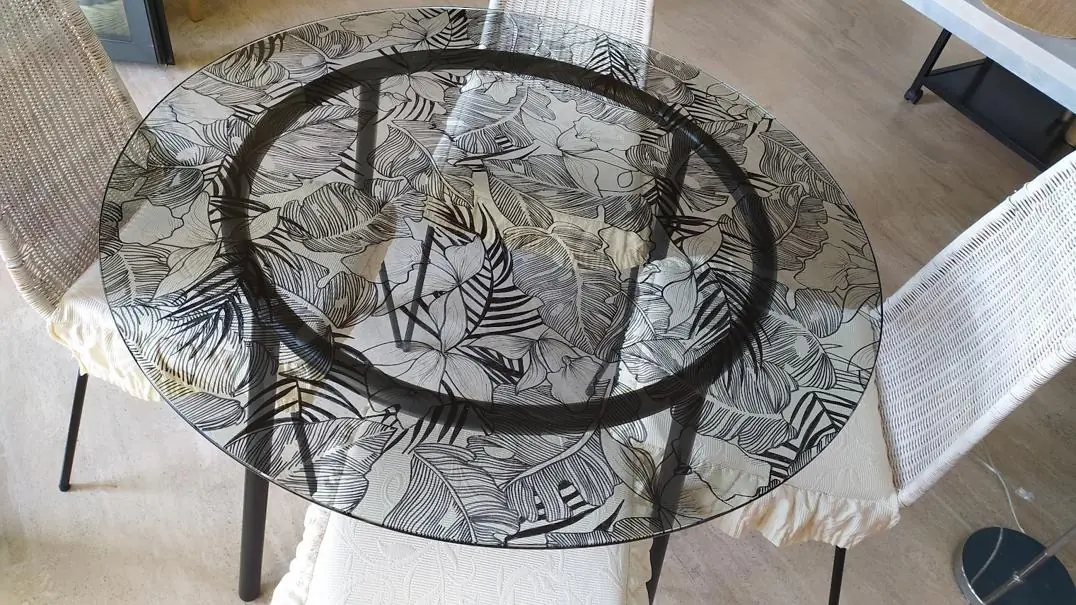 Dettaglio d'arredo: tavolo con decoro floreale