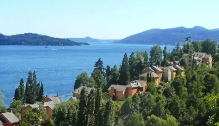 Vista sul lago dal parco
