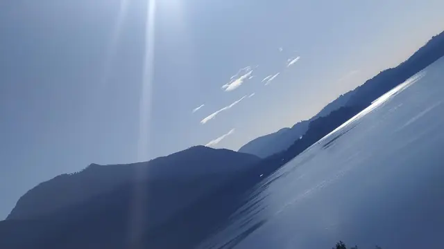 Raggi di sole sul lago