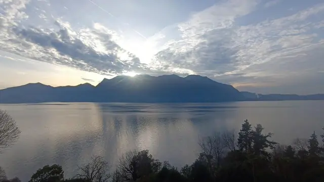 Nuvole e riflessi sul Lago Maggiore